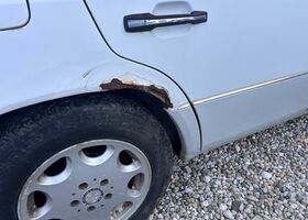 Мерседес 200 1991 в Европе на Automoto.ua Белый Мерседес 200, объемом двигателя 2 л и пробегом 200 тыс. км за 4141 $, фото 7 на Automoto.ua