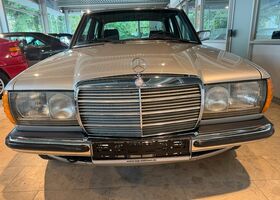 Мерседес 200 1984 в Европе на Automoto.ua Серебряный Мерседес 200, объемом двигателя 2 л и пробегом 138 тыс. км за 16318 $, фото 1 на Automoto.ua