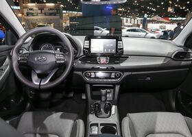 Hyundai Elantra 2018 на тест-драйве, фото 12