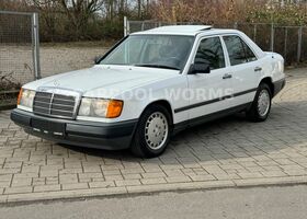 Мерседес 200 1988 в Европе на Automoto.ua Белый Мерседес 200, объемом двигателя 1.98 л и пробегом 196 тыс. км за 8841 $, фото 4 на Automoto.ua