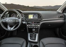 Hyundai Elantra 2019 на тест-драйве, фото 5