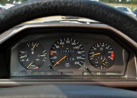 Мерседес 200 1989 в Европе на Automoto.ua Серебряный Мерседес 200, объемом двигателя 2 л и пробегом 270 тыс. км за 8530 $, фото 12 на Automoto.ua