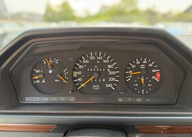 Мерседес 200 1993 в Европе на Automoto.ua Серебряный Мерседес 200, объемом двигателя 2 л и пробегом 287 тыс. км за 4116 $, фото 16 на Automoto.ua