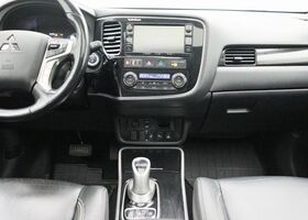 Чорний Міцубісі Outlander PHEV, об'ємом двигуна 2 л та пробігом 74 тис. км за 24552 $, фото 22 на Automoto.ua