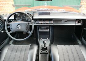 Мерседес 200 1974 в Европе на Automoto.ua Красный Мерседес 200, объемом двигателя 1.98 л и пробегом 110 тыс. км за 22903 $, фото 7 на Automoto.ua