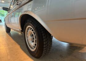 Мерседес 200 1984 в Европе на Automoto.ua Серебряный Мерседес 200, объемом двигателя 2 л и пробегом 138 тыс. км за 16318 $, фото 26 на Automoto.ua