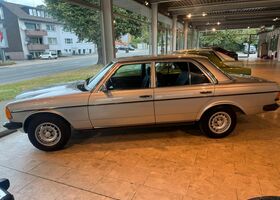 Мерседес 200 1984 в Европе на Automoto.ua Серебряный Мерседес 200, объемом двигателя 2 л и пробегом 138 тыс. км за 16318 $, фото 7 на Automoto.ua