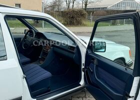 Мерседес 200 1988 в Европе на Automoto.ua Белый Мерседес 200, объемом двигателя 1.98 л и пробегом 196 тыс. км за 8841 $, фото 18 на Automoto.ua