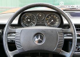 Мерседес 200 1974 в Европе на Automoto.ua Красный Мерседес 200, объемом двигателя 1.98 л и пробегом 110 тыс. км за 22903 $, фото 9 на Automoto.ua