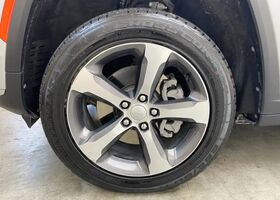 Джип Гранд Чероки 2023 в Европе на Automoto.ua Серый Джип Гранд Чероки, объемом двигателя 2 л и пробегом 29 тыс. км за 65386 $, фото 13 на Automoto.ua