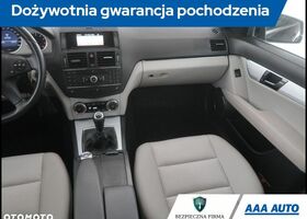 Мерседес Ц-Класс 2008 в Европе на Automoto.ua Черный Мерседес Ц-Класс, объемом двигателя 1 л и пробегом 212 тыс. км за 6538 $, фото 8 на Automoto.ua