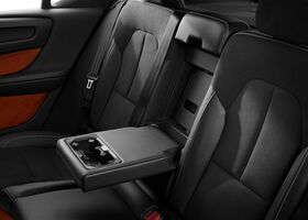 Сиденья в салоне кроссовера Volvo XC40 2021