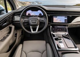 Водійське місце в Audi Q7 2020