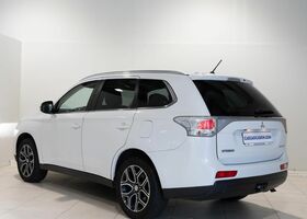 Мицубиси Аутлендер 2015 в Европе на Automoto.ua Белый Мицубиси Аутлендер, объемом двигателя 2.27 л и пробегом 131 тыс. км за 17515 $, фото 16 на Automoto.ua