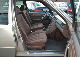 Мерседес 200 1989 в Европе на Automoto.ua Серебряный Мерседес 200, объемом двигателя 2 л и пробегом 270 тыс. км за 8530 $, фото 9 на Automoto.ua