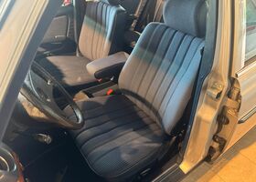 Мерседес 200 1984 в Европе на Automoto.ua Серебряный Мерседес 200, объемом двигателя 2 л и пробегом 138 тыс. км за 16318 $, фото 13 на Automoto.ua