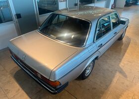 Мерседес 200 1984 в Европе на Automoto.ua Серебряный Мерседес 200, объемом двигателя 2 л и пробегом 138 тыс. км за 16318 $, фото 10 на Automoto.ua