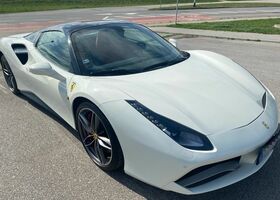 Белый Феррари 488, объемом двигателя 3.9 л и пробегом 11 тыс. км за 309677 $, фото 5 на Automoto.ua