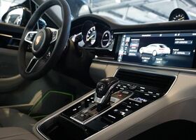 Сірий Порше Panamera, об'ємом двигуна 2.89 л та пробігом 72 тис. км за 93376 $, фото 11 на Automoto.ua