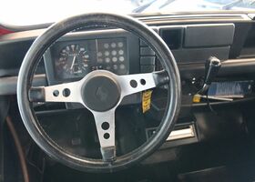 Рено R 4 1984 в Европе на Automoto.ua Красный Рено R 4, объемом двигателя 0.84 л и пробегом 46 тыс. км за 14746 $, фото 7 на Automoto.ua