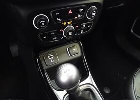 Джип Компас 2019 в Европе на Automoto.ua Синий Джип Компас, объемом двигателя 1.6 л и пробегом 69 тыс. км за 20937 $, фото 12 на Automoto.ua