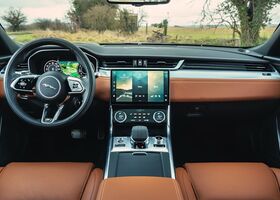 Салон седана Jaguar XF 2022