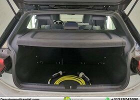 Фольксваген ID.3 2020 в Европе на Automoto.ua Белый Фольксваген ID.3, объемом двигателя 0 л и пробегом 146 тыс. км за 14762 $, фото 27 на Automoto.ua