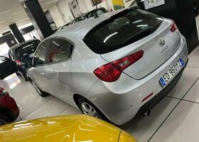 Сірий Альфа Ромео Giulietta, об'ємом двигуна 1.37 л та пробігом 120 тис. км за 10668 $, фото 7 на Automoto.ua