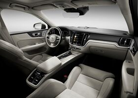 Интерьер салона Volvo S60 2021