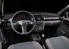 Шевроле Корса, Седан 1994 - н.в. Sedan (GM 4200) 1.6 i