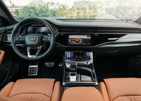 Интерьер салона Audi Q8 2021 года