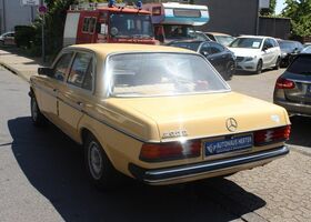 Мерседес 200 1983 в Европе на Automoto.ua Оранжевый Мерседес 200, объемом двигателя 1.97 л и пробегом 160 тыс. км за 8273 $, фото 8 на Automoto.ua