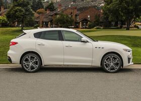 Вид Maserati Levante 2020 года в профиль