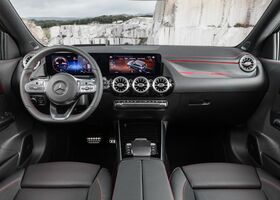 Інтер'єр салону позашляховика Mercedes-Benz GLA-Class 2022
