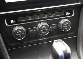 Фольксваген e-Golf 2018 у Європі на Automoto.ua Білий Фольксваген e-Golf, об'ємом двигуна 0 л та пробігом 68 тис. км за 14527 $, фото 7 на Automoto.ua