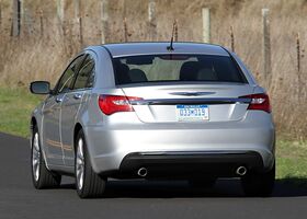 Крайслер 200, Седан 2011 - н.в. Sedan 2,4 i (173)