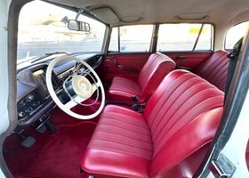 Мерседес 200 1967 в Европе на Automoto.ua Белый Мерседес 200, объемом двигателя 0 л и пробегом 137 тыс. км за 22749 $, фото 10 на Automoto.ua