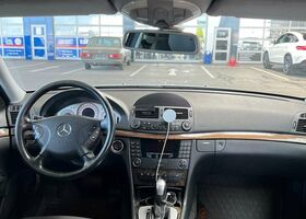 Сірий Мерседес E 220, об'ємом двигуна 2.15 л та пробігом 209 тис. км за 8073 $, фото 4 на Automoto.ua