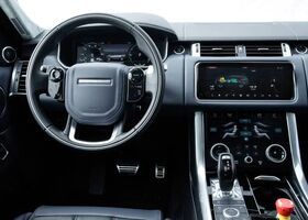 Приборная панель в новом внедорожнике Land Rover Range Rover Sport 2021