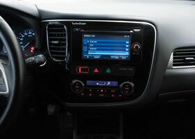 Мицубиси Аутлендер 2015 в Европе на Automoto.ua Белый Мицубиси Аутлендер, объемом двигателя 2.27 л и пробегом 131 тыс. км за 17515 $, фото 14 на Automoto.ua