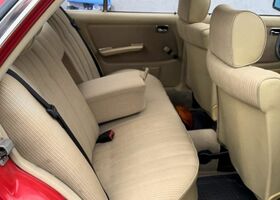 Мерседес 200 1983 в Европе на Automoto.ua Красный Мерседес 200, объемом двигателя 1.98 л и пробегом 222 тыс. км за 7831 $, фото 7 на Automoto.ua