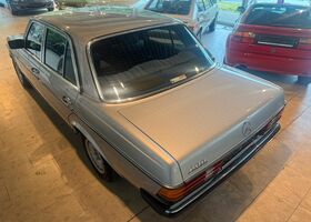 Мерседес 200 1984 в Европе на Automoto.ua Серебряный Мерседес 200, объемом двигателя 2 л и пробегом 138 тыс. км за 16318 $, фото 11 на Automoto.ua