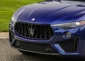 Значок Maserati на радиаторной решетке Levante