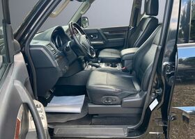 Міцубісі Паджеро 2016 у Європі на Automoto.ua Чорний Міцубісі Паджеро, об'ємом двигуна 3.2 л та пробігом 175 тис. км за 29117 $, фото 8 на Automoto.ua