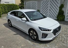 Белый Хендай Ioniq, объемом двигателя 1.58 л и пробегом 31 тыс. км за 23758 $, фото 1 на Automoto.ua