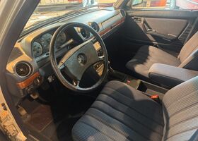 Мерседес 200 1984 у Європі на Automoto.ua Срібний Мерседес 200, об'ємом двигуна 2 л та пробігом 138 тис. км за 16240 $, фото 12 на Automoto.ua