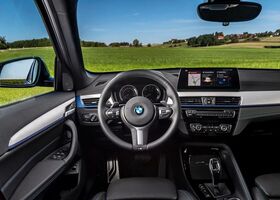 Интерьер салона BMW X1 2020 года