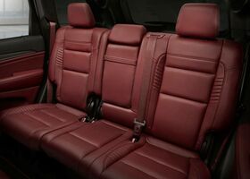 Другий ряд сидінь в новому Jeep Grand Cherokee 2021