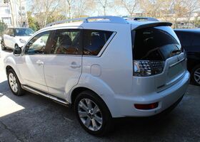Мицубиси Аутлендер 2010 в Европе на Automoto.ua Белый Мицубиси Аутлендер, объемом двигателя 2.18 л и пробегом 273 тыс. км за 8159 $, фото 4 на Automoto.ua