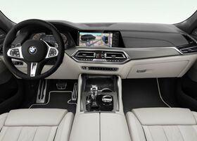 Интерьер салона внедорожника BMW X6 2021